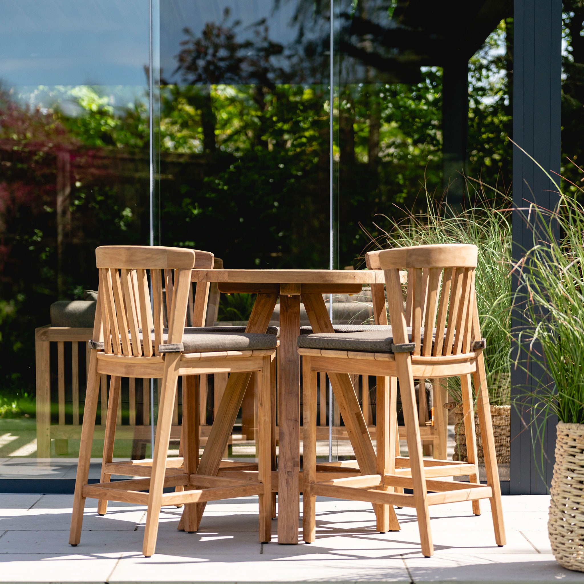 Java Round Bar Table & Stool Set