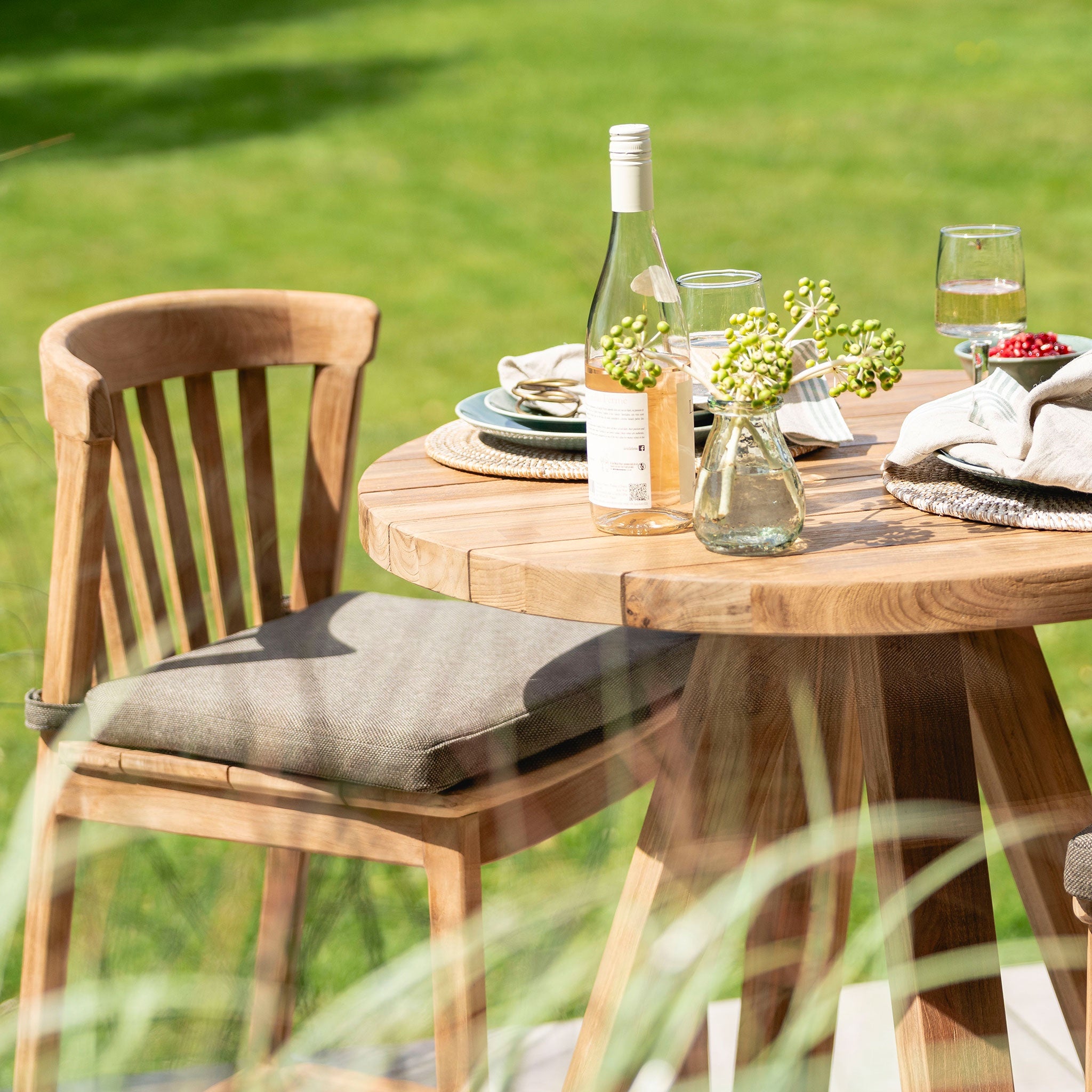 Java Round Bar Table & Stool Set