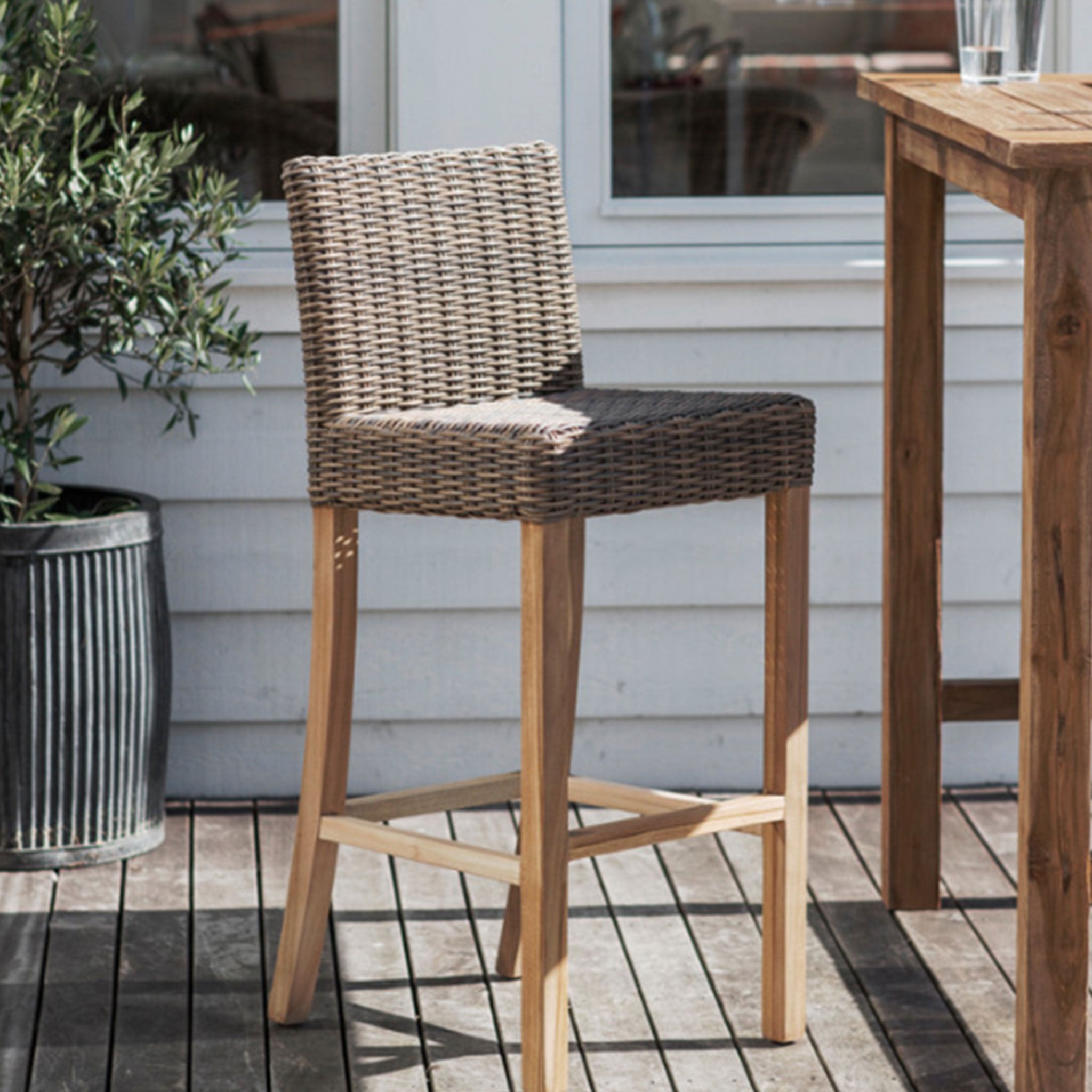 Lembar Bar Stool