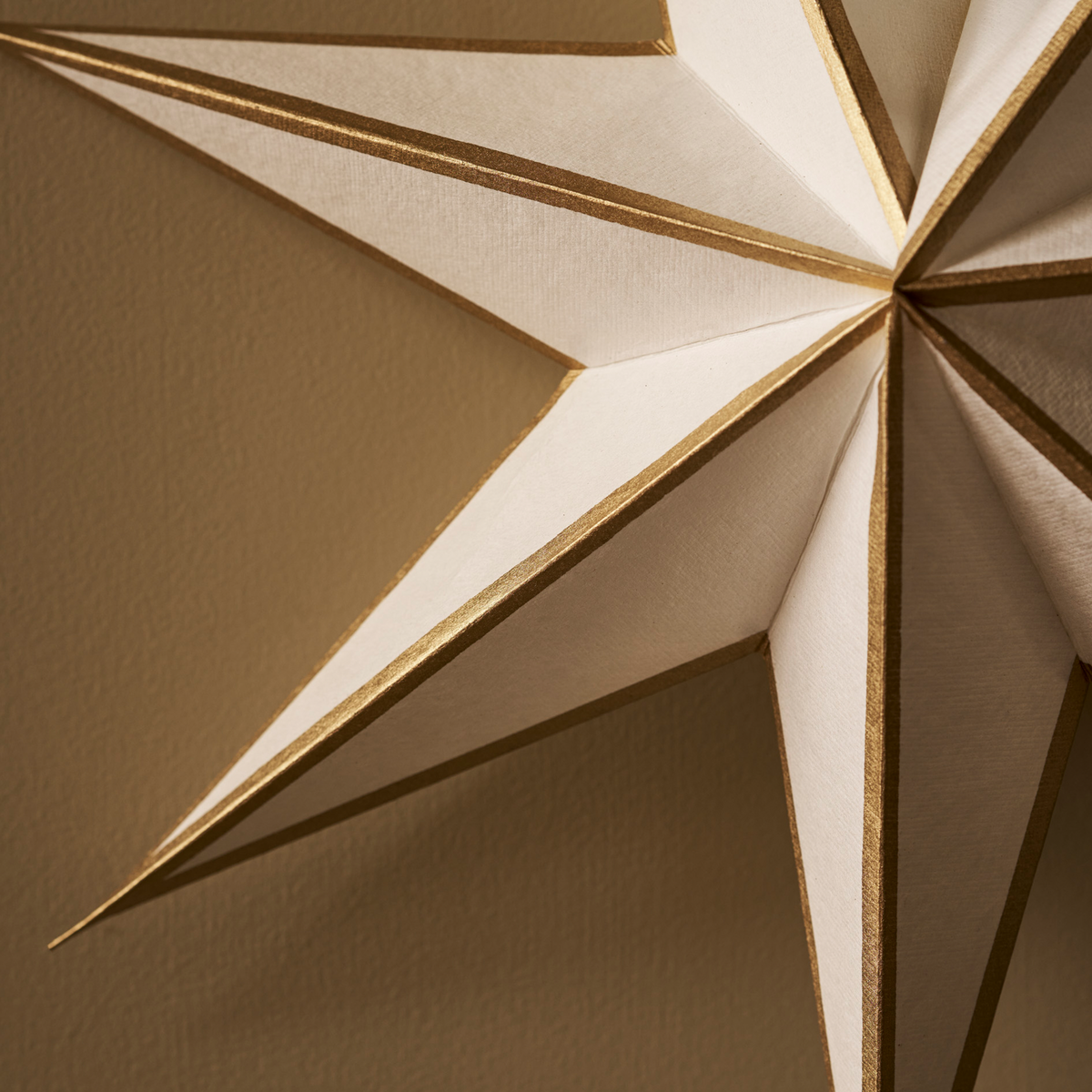 Maddox Christmas Star – Warm White & Gold, Small